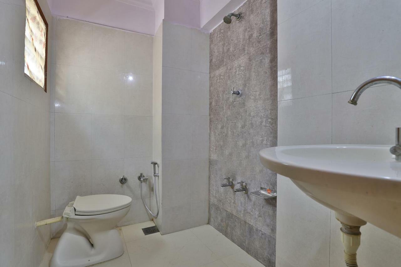 Spot On Hotel Decent Ананд Экстерьер фото